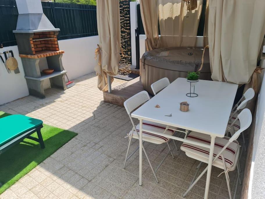 "Linda'S Guest House" Beach House With Private Patio & Hot Tub, 3 Min From The Beach Costa de Caparica Zewnętrze zdjęcie